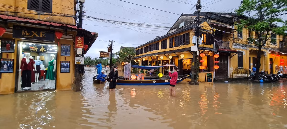 Du khách đi thuyền tham quan phố cổ.