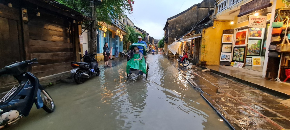 Xích lô cũng là một lựa chọn khi mực nước mới ngang hiên nhà.