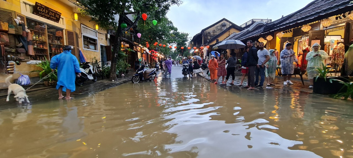 Nhiều du khách đang phân vân giữa ngã ba đường.