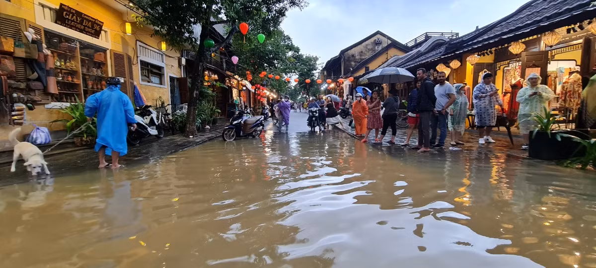 Nhiều du khách đang phân vân giữa ngã ba đường.