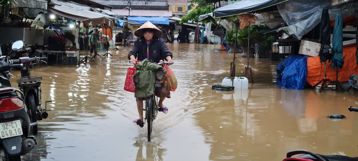 Chợ ven sông chiều cuối tuần vắng vẻ vì nước ngập.