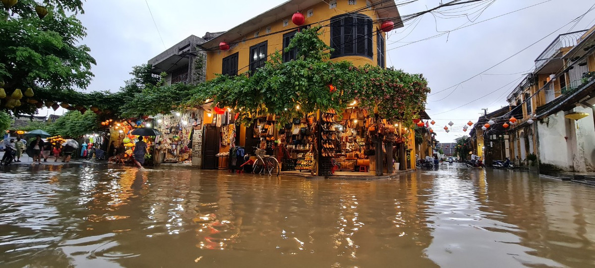 Phố lên đèn, nước lênh láng ngoài đường.