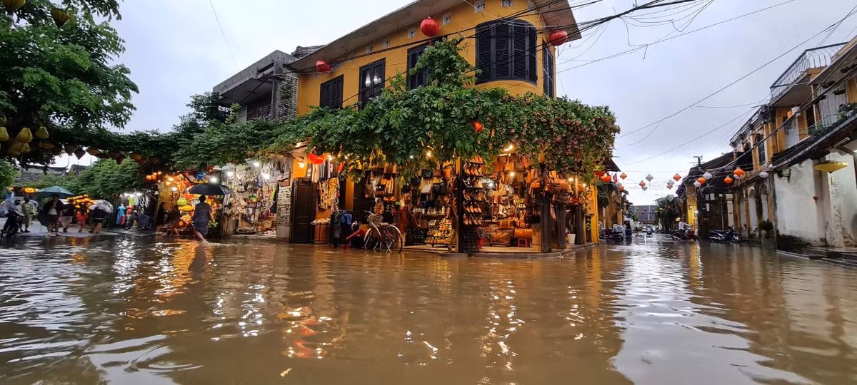 Phố lên đèn, nước lênh láng ngoài đường.