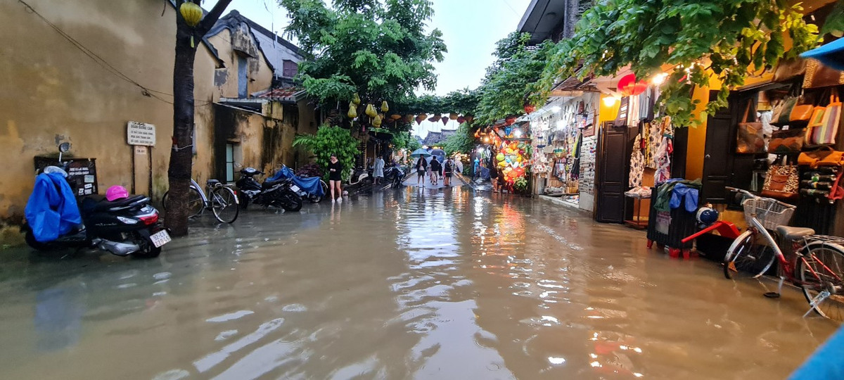 Nhưng Hội An vẫn nhộn nhịp theo một cách rất riêng.