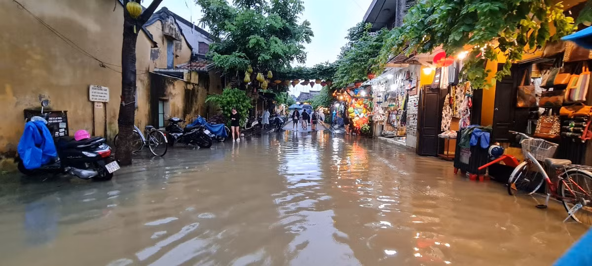 Nhưng Hội An vẫn nhộn nhịp theo một cách rất riêng.