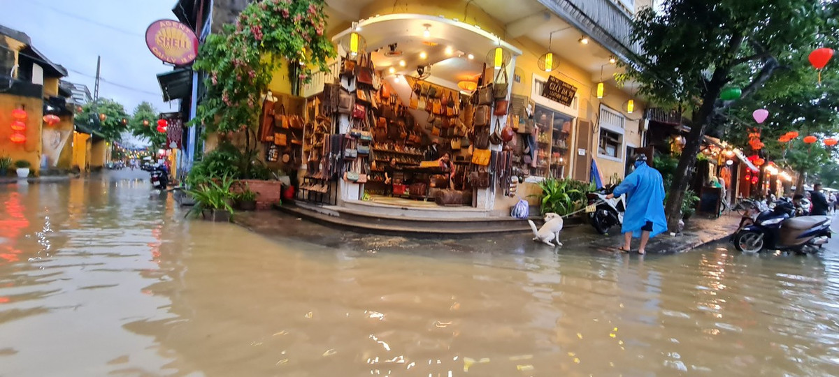 Nước lũ bủa vây nhiều nơi.