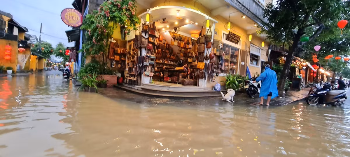 Nước lũ bủa vây nhiều nơi.