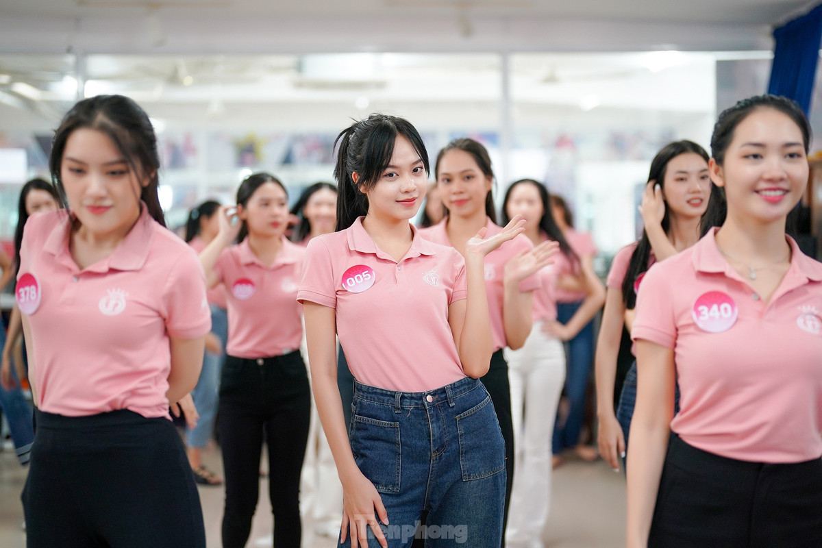 Thanh Thủy luôn thể hiện sự thân thiện, dễ mến mỗi khi bắt gặp ống kính phóng viên.