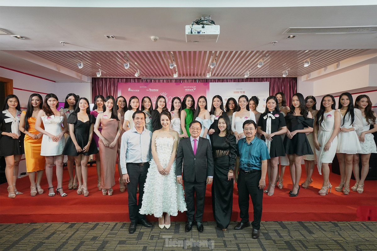 Tân hoa hậu Huỳnh Thị Thanh Thủy nổi bật khi đứng cạnh 25 người đẹp thuộc vòng sơ khảo phía Nam của Hoa hậu Việt Nam.