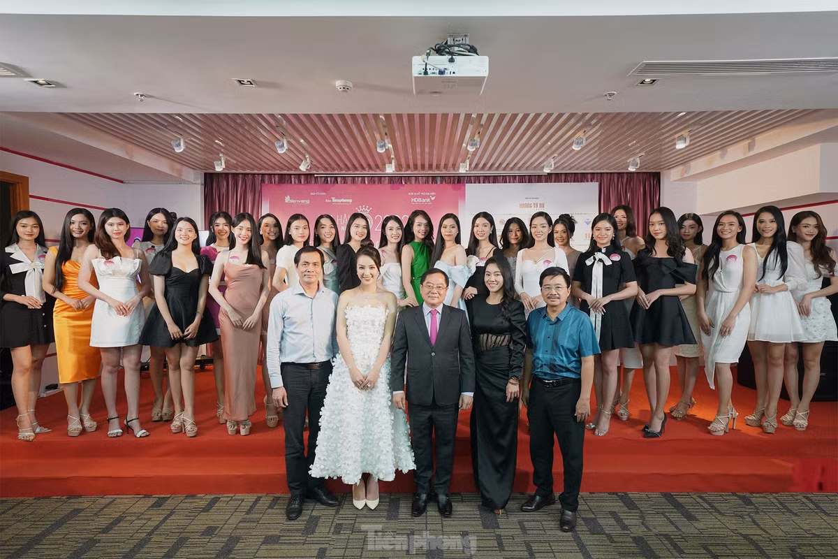 Tân hoa hậu Huỳnh Thị Thanh Thủy nổi bật khi đứng cạnh 25 người đẹp thuộc vòng sơ khảo phía Nam của Hoa hậu Việt Nam.