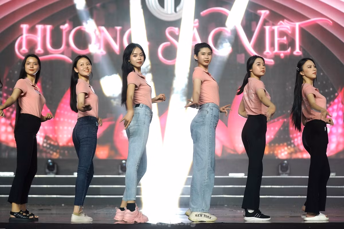 Tân Hoa hậu Thanh Thủy và các thí sinh Hoa hậu Việt Nam 2022 trong buổi tập cho phần thi áo dài, chuẩn bị cho đêm chung khảo. Khi đứng cùng các người đẹp khác, nàng hậu đến từ Đà Nẵng luôn ấn tượng với chiều cao nổi bật, đôi chân dài.