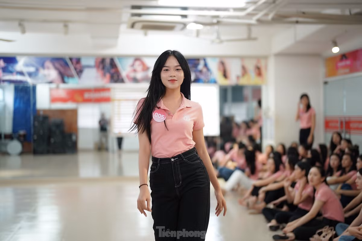 Vóc dáng thon gọn và nụ cười tươi của Hoa hậu Thanh Thủy trong một buổi tập của Hoa hậu Việt Nam 2022.