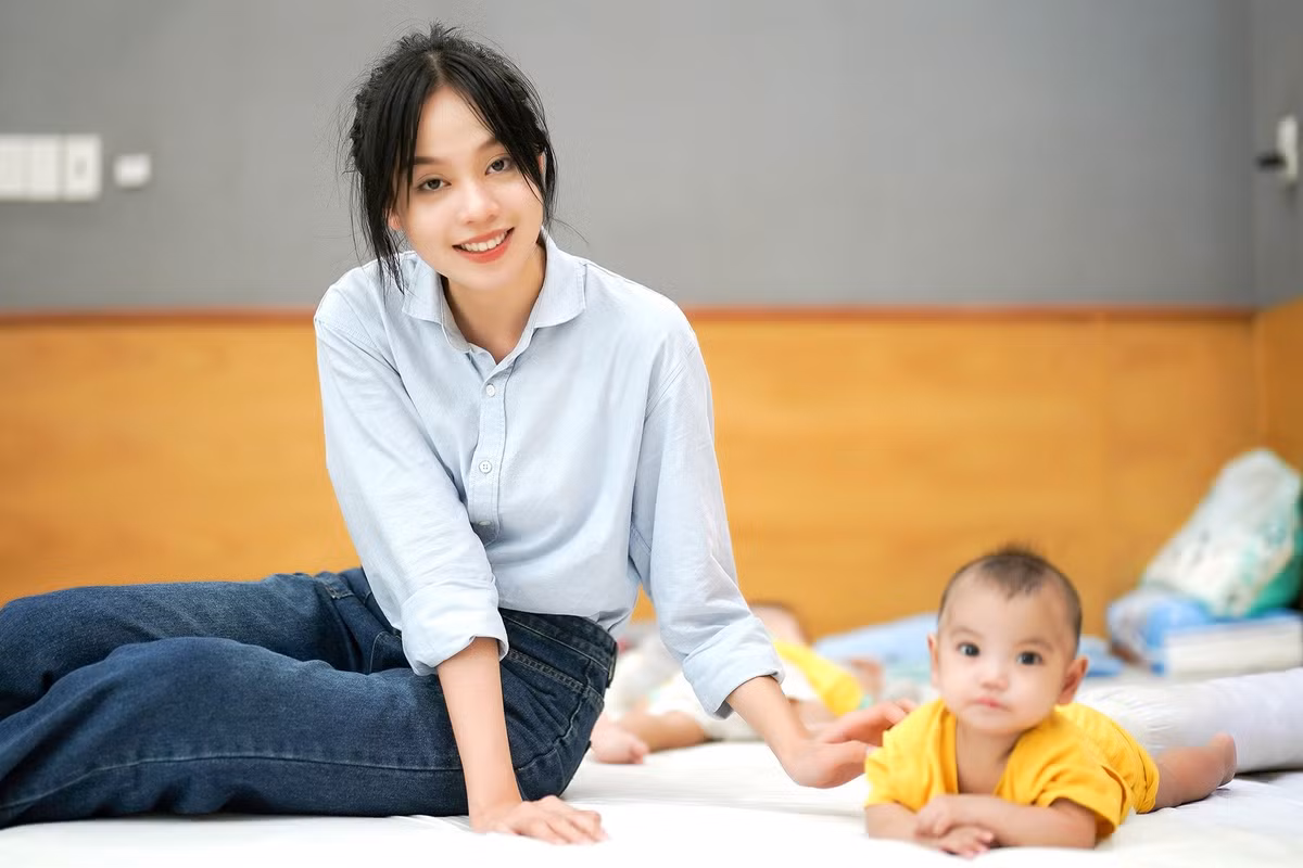 Khi không diện đầm dạ hội, bikini, Thanh Thủy thường xuất hiện với những bộ trang phục nhẹ nhàng, đơn giản. Khi đến với Mái ấm Chúc Từ, hoa hậu xuất hiện với bộ sơ mi giản dị.