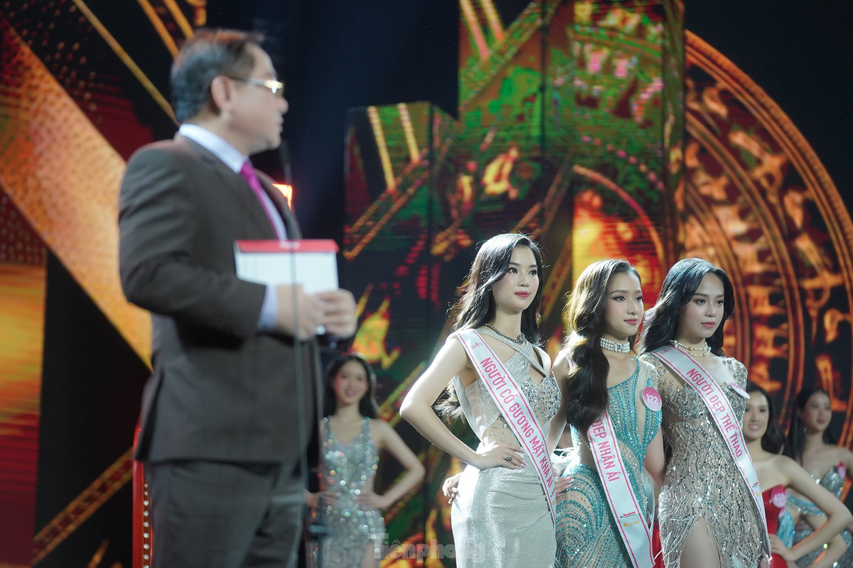 Huỳnh Thị Thanh Thủy và hai người đẹp Hoàng Hương Giang, Ngọc Mai trong khoảnh khắc chờ đợi nhà báo Lê Xuân Sơn xướng tên ngôi vị cao nhất. Gương mặt lo lắng, hồi hộp hiện rõ trên gương mặt của các cô gái - những người nỗ lực hết mình suốt hai tháng qua.