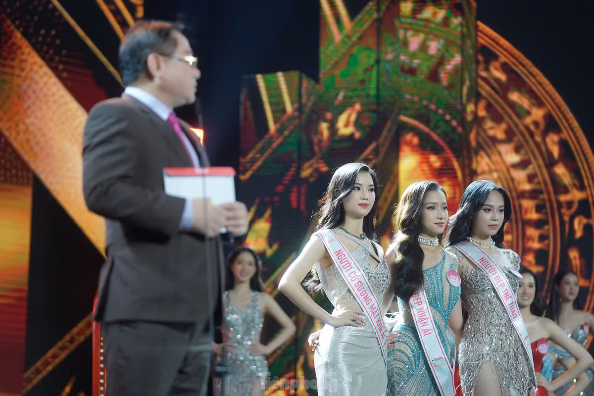 Huỳnh Thị Thanh Thủy và hai người đẹp Hoàng Hương Giang, Ngọc Mai trong khoảnh khắc chờ đợi nhà báo Lê Xuân Sơn xướng tên ngôi vị cao nhất. Gương mặt lo lắng, hồi hộp hiện rõ trên gương mặt của các cô gái - những người nỗ lực hết mình suốt hai tháng qua.