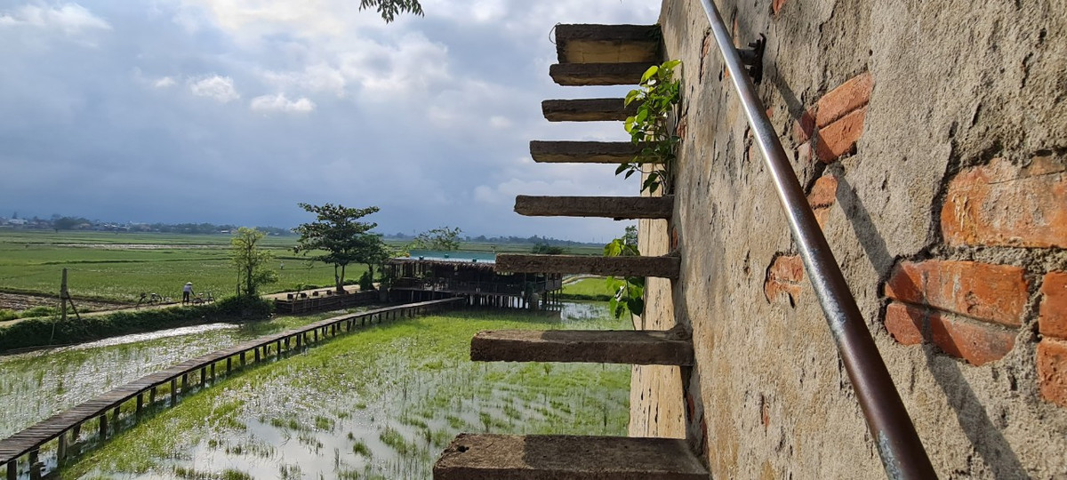 Nơi đây có những mảng tường bong tróc lộ ra lớp gạch đỏ au mang lại hình ảnh rêu phong cổ kính, kết hợp với các bậc thang nối tiếp nhau từ chân lên tới đỉnh càng tạo nên sự độc đáo.