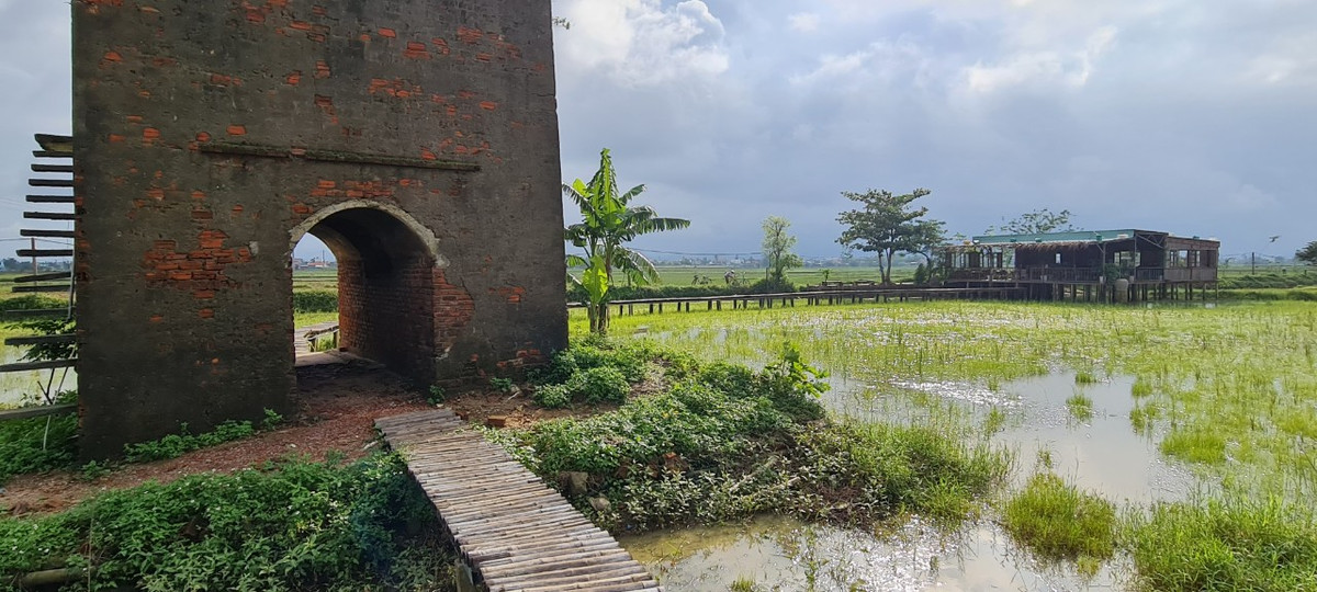 Lò gạch cũ nay đã trở nên thu hút hơn, cũng bởi sự xuất hiện của quán café xinh xinh nằm ngay lối vào lò gạch.