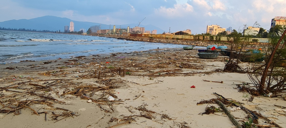 Hàng tấn rác chưa được thu gom, xử lý.