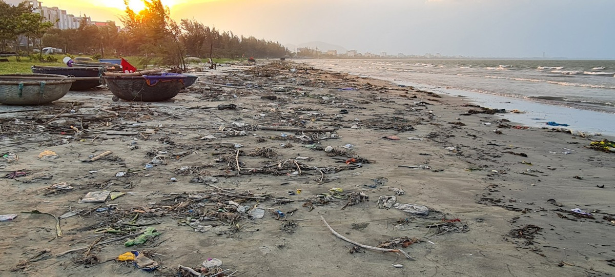 Cả một đoạn bờ biển ngập tràn rác thải các loại.