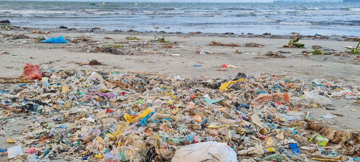 Sau đợt mưa ngập lịch sử giữa tháng 10 vừa qua, một lượng rác lớn theo sóng biển dạt vào bờ biển Nguyễn Tất Thành, Đà Nẵng.