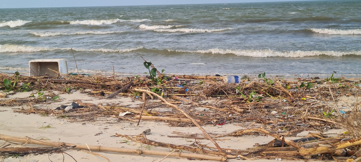 Rác tràn ra tận mép sóng.