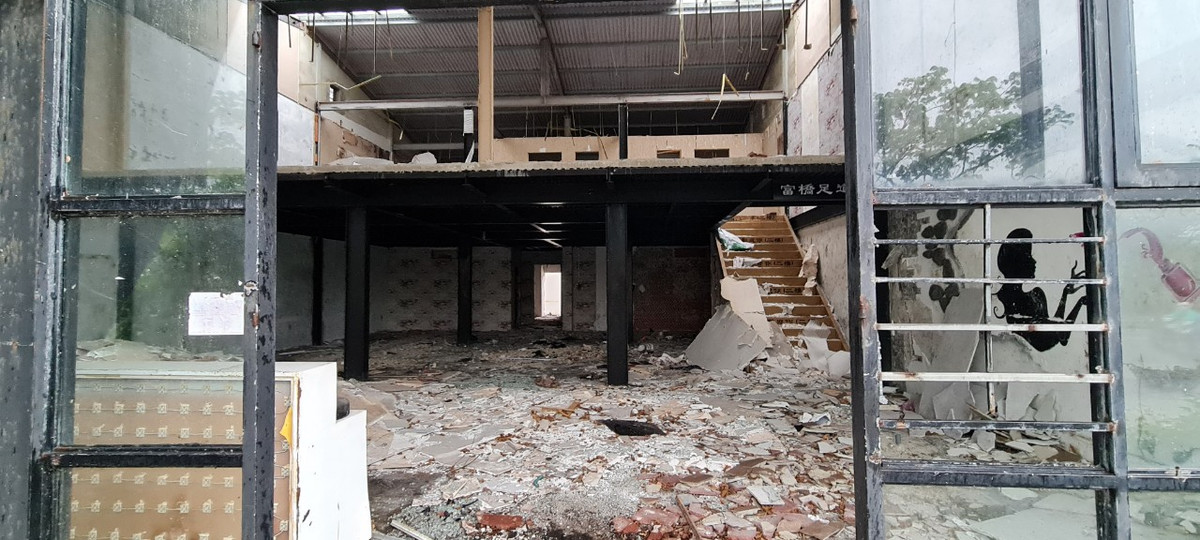 Cửa kính bị gió biển đập lâu ngày vở toác nham nhở.