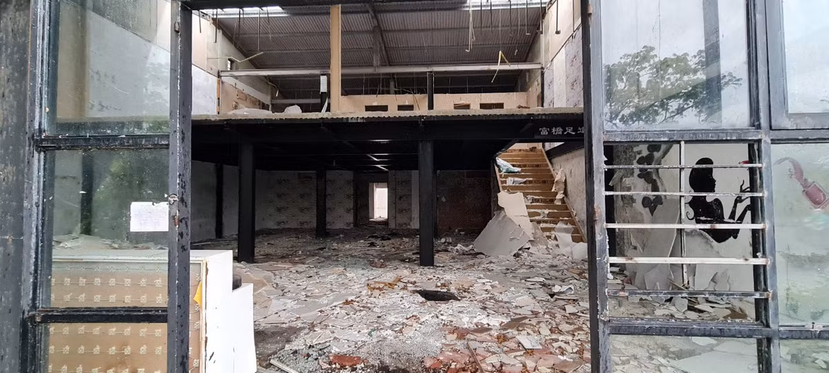 Cửa kính bị gió biển đập lâu ngày vở toác nham nhở.