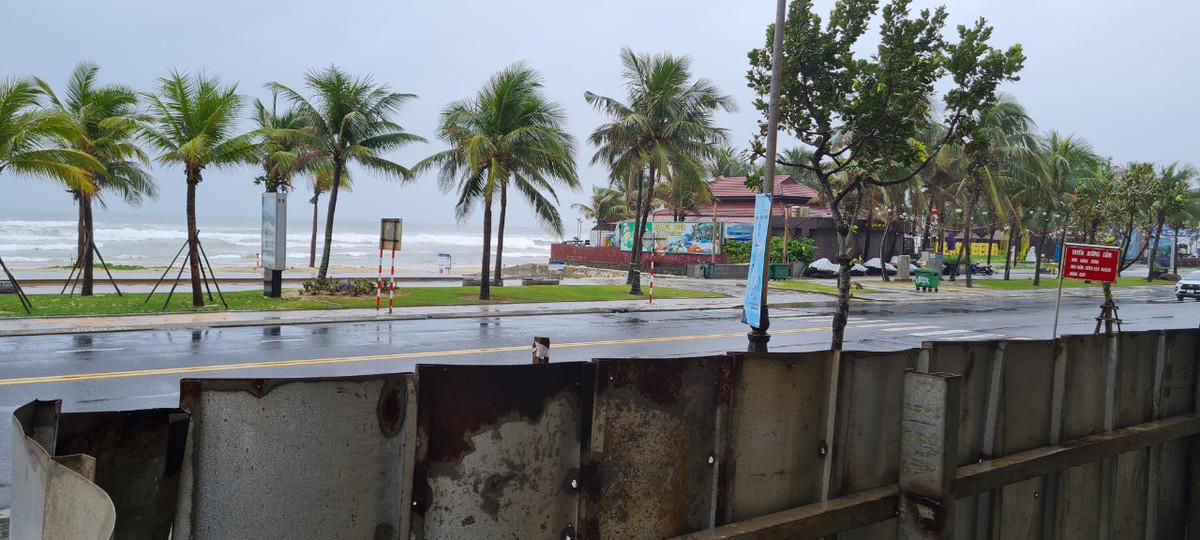 Đứng phía trong công trình dang dở nhìn ra con đường ven biển Đà Nẵng ai cũng nuối tiếc bởi đất vàng bị bỏ hoang.