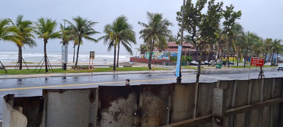 Nhung cong trinh dang do bo hoang ven bien Da Nang