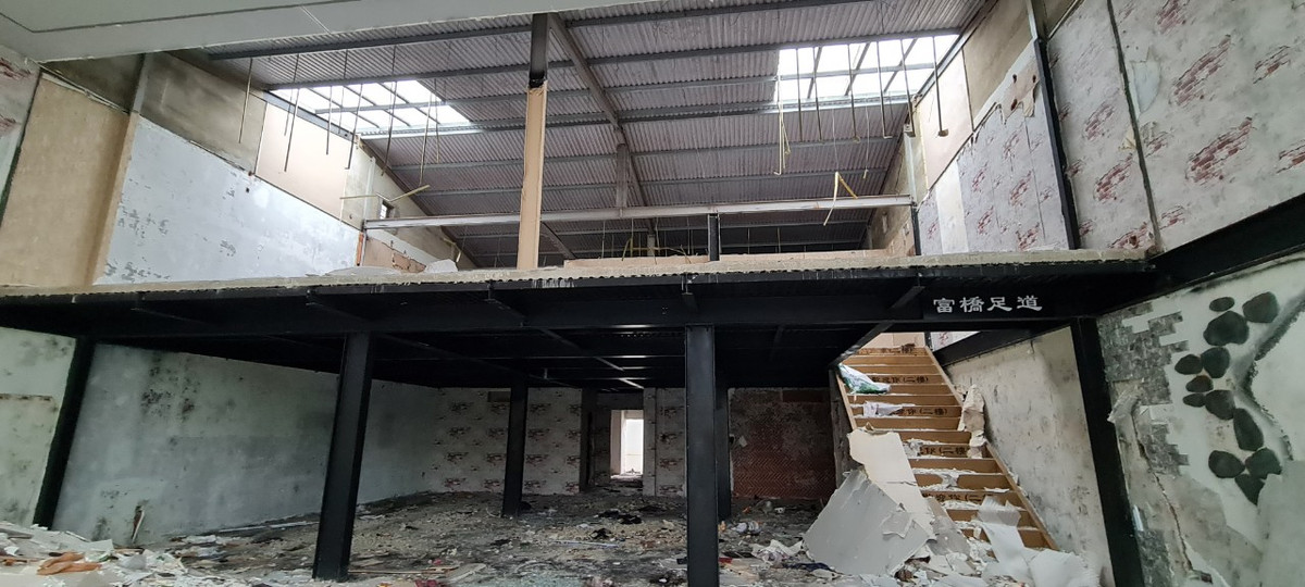 Tường meo mốc lâu ngày, vật liệu đổ xuống trông như nơi tập kết rác.