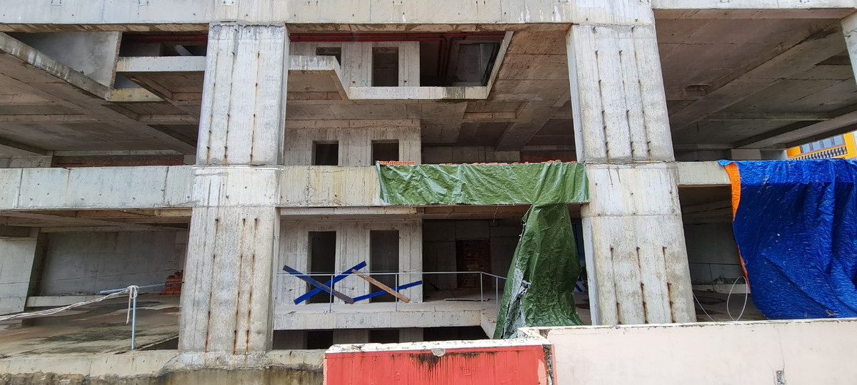 Toà nhà ven biển xây dang dở, phơi nắng, phơi mưa và chịu tác động bởi gió biển làm cho sắt lòi ra bị gỉ.