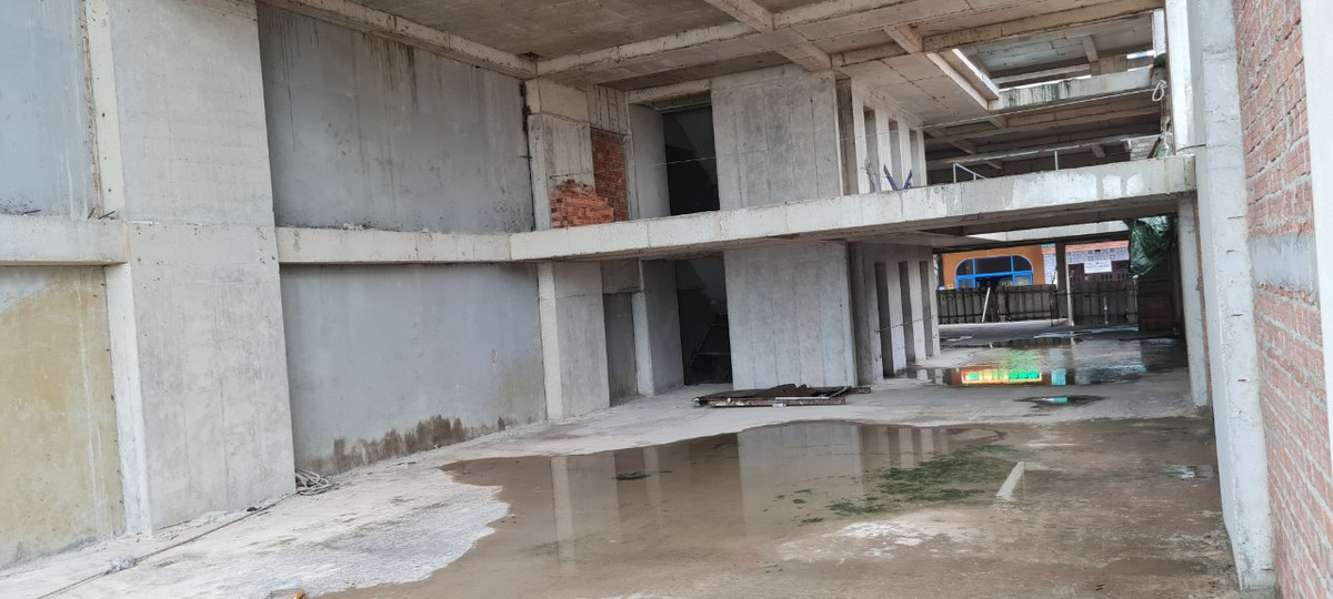 Một công trình cao tầng view biển đang xây dở rồi để đó chưa biết lúc nào hoàn thiện.