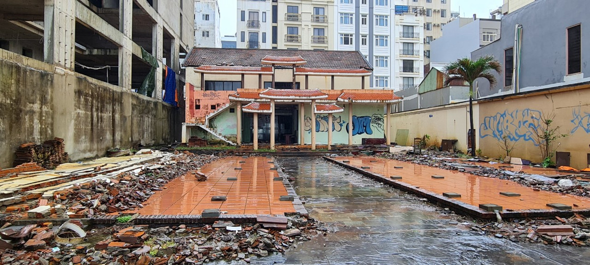 Không ai nghĩ đất vàng ven biển Đà Nẵng lại có những công trình bỏ hoang lâu ngày như thế này. 