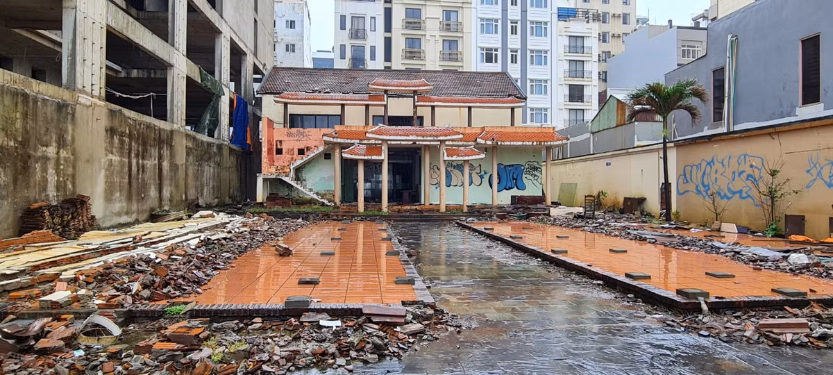 Không ai nghĩ đất vàng ven biển Đà Nẵng lại có những công trình bỏ hoang lâu ngày như thế này. 