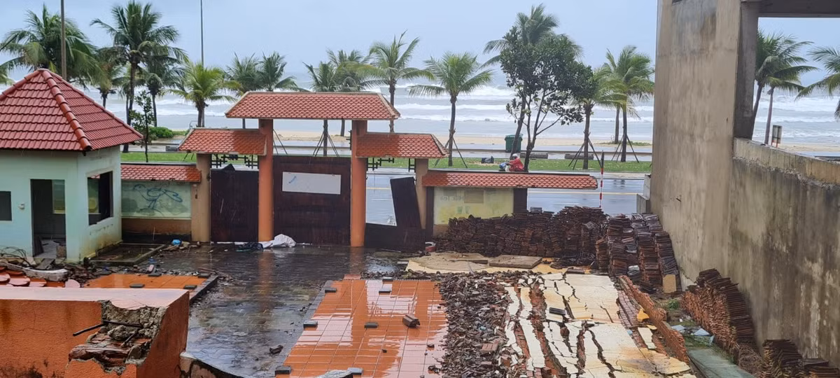 Cảnh hoang tàn công trình kế bên còn tệ hơn bởi cả mảng tường bị đổ sập.