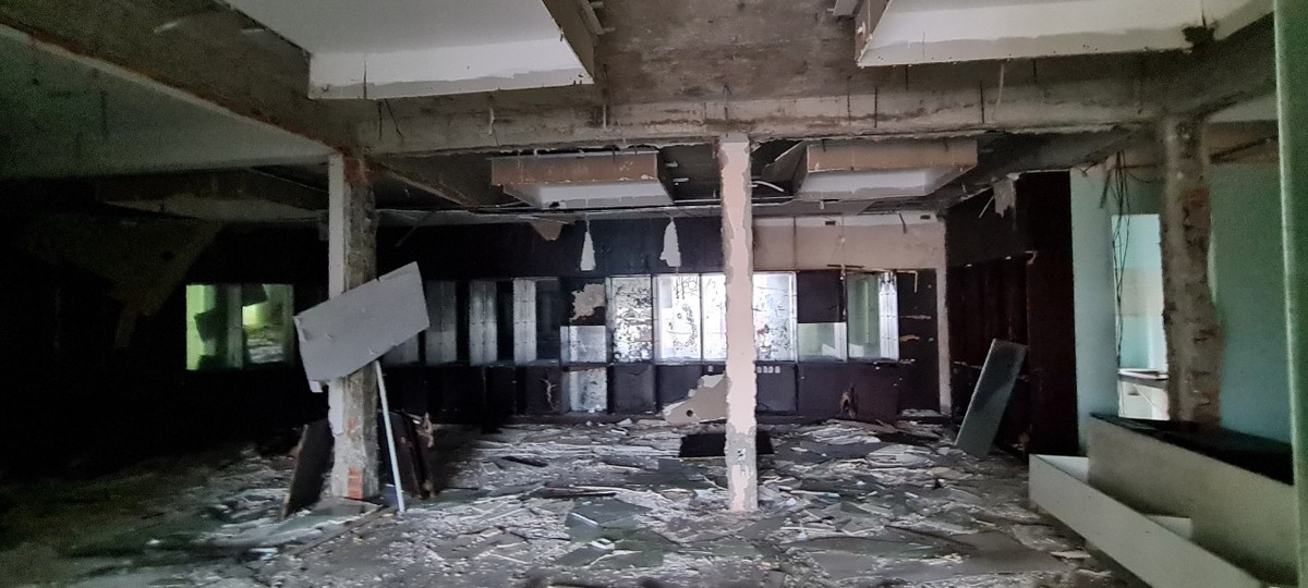 Kính vỡ vương vãi khắp nơi rất nguy hiểm cho những ai bước vào khu vực bỏ hoang này.