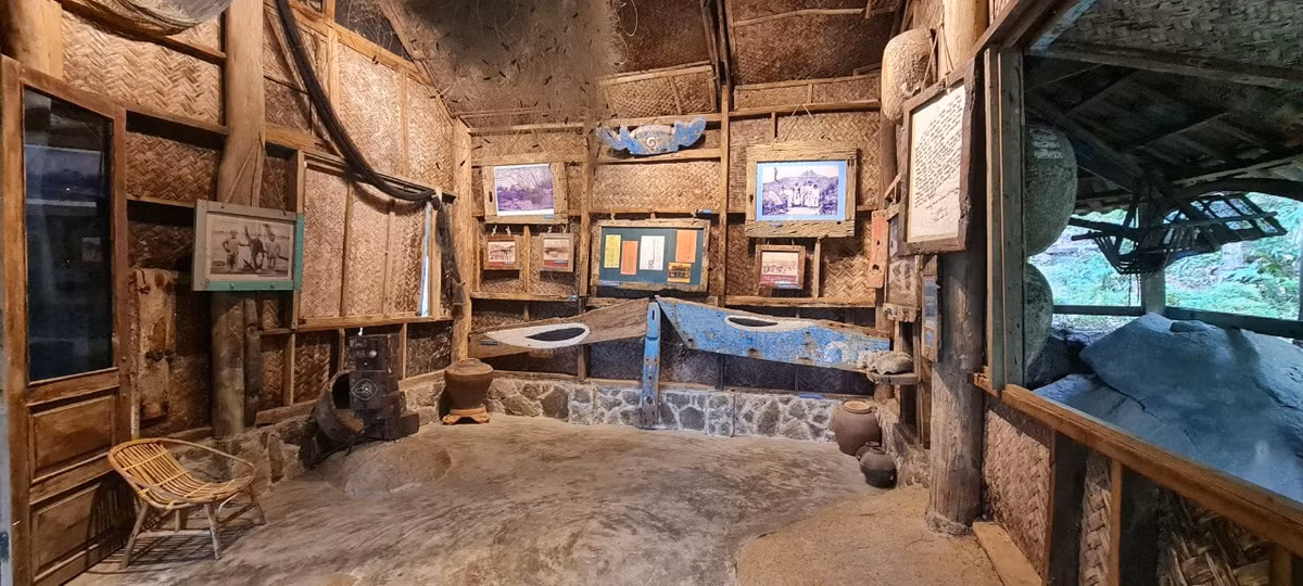 Những bức tranh làng chài được chụp từ năm 1908-1910, những hình ảnh của người Chăm thời xa xưa được trưng bày nơi đây.