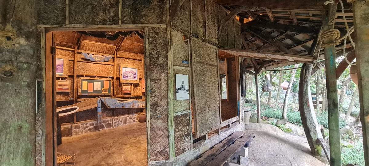 Nơi đây được xem là nơi duy nhất lưu giữ những nét đẹp của làng nghề chài lưới. Bước vào ngôi nhà, du khách sẽ được tham quan và tìm hiểu cuộc sống sinh hoạt gắn liền với biển khơi.