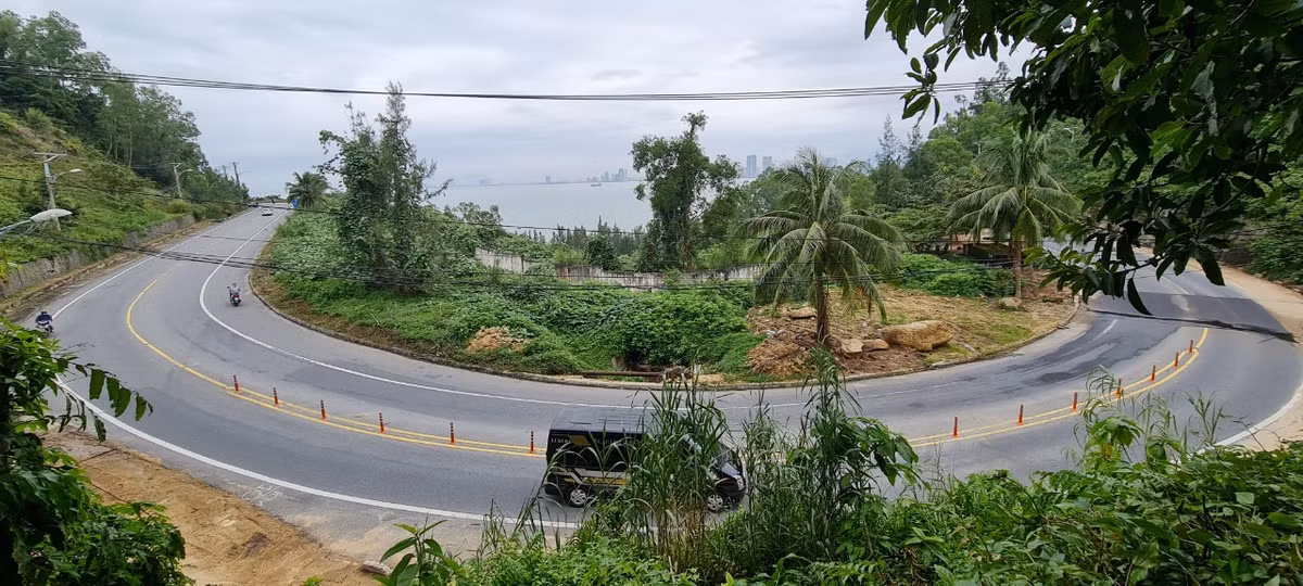 Ngôi nhà độc đáo nằm giữa lưng chừng núi, trên cung đường quanh co, uốn lượn dẫn lên bán đảo Sơn Trà, thành phố Đà Nẵng.