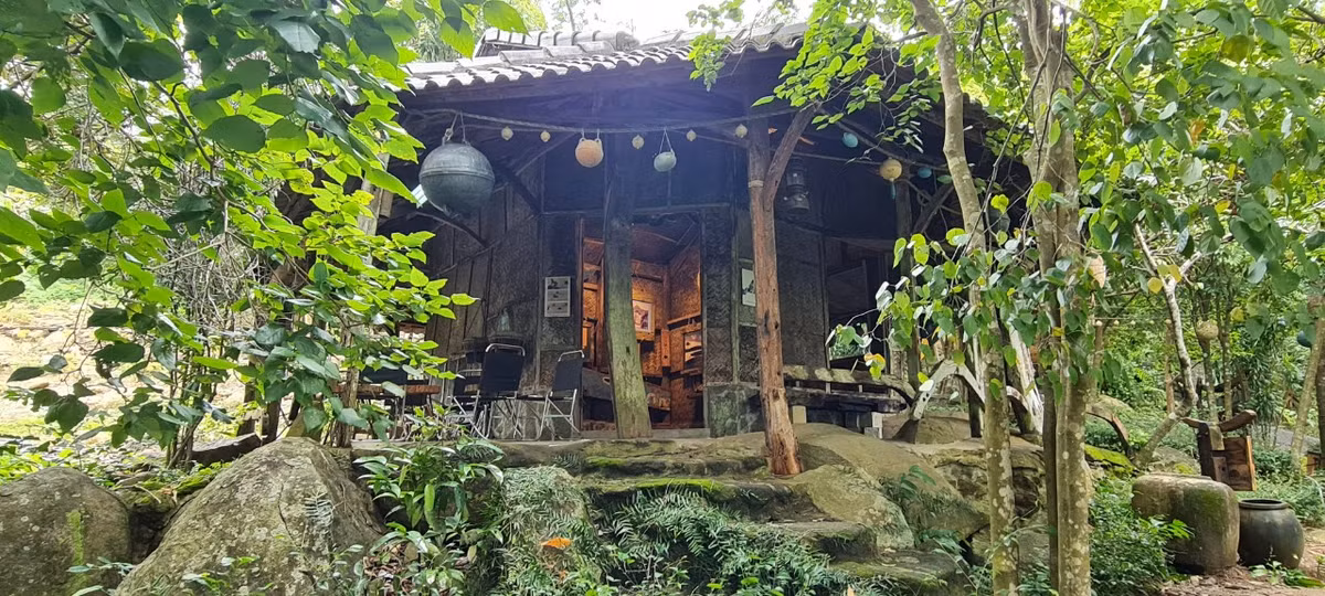 Được xây dựng từ cách đây hơn 10 năm, ngôi nhà độc đáo hiện ra giữa tán rừng xanh miên man, vừa huyền bí vừa trầm mặc.