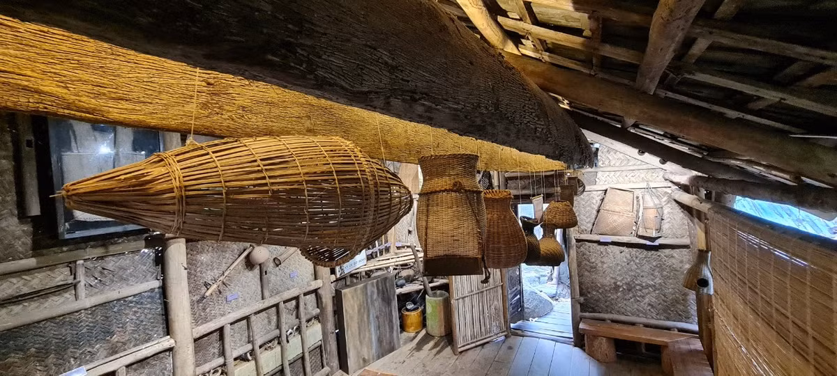 ...đến những vật dụng sinh hoạt hàng ngày...Mọi chi tiết đều đơn giản nhưng khắc họa lại khá rõ nét, sống động cuộc sống sinh hoạt cũng như đời sống tinh thần, tâm linh của người xưa.