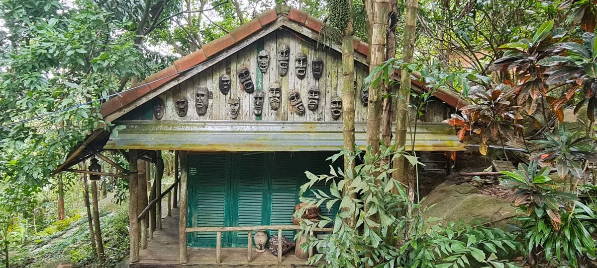 Chạy dài trên cung đường Sơn Trà hùng vĩ, nép mình dưới những tán rừng xanh miên man, đây là một điểm đến được rất nhiều du khách yêu thích trong hành trình khám phá Đà Nẵng.