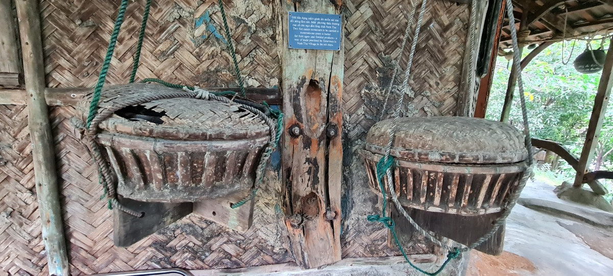 Những hũ mắm treo đầu giàn, bình dị như cuộc sống của người dân làng chài.