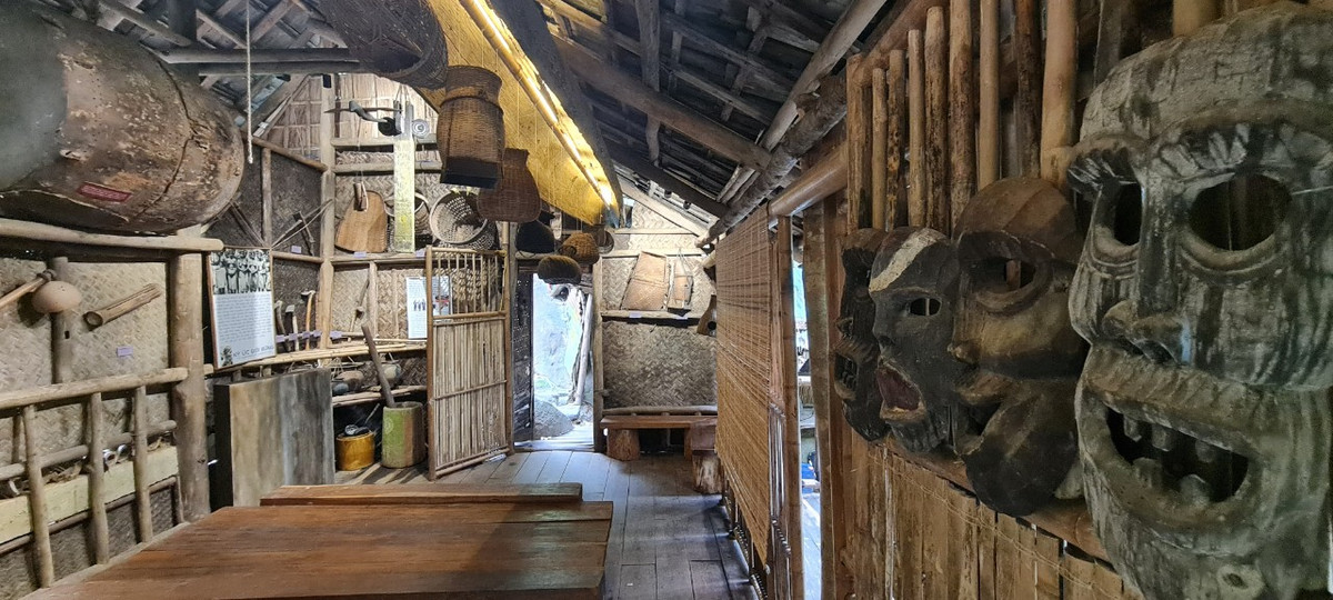 Từ mặt nạ gỗ,...