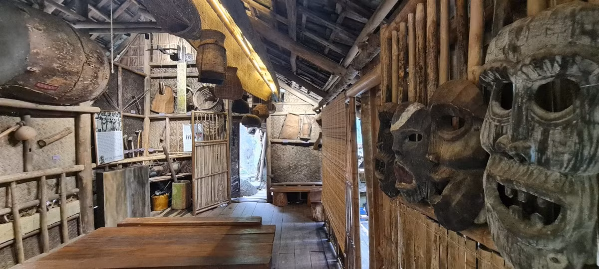 Từ mặt nạ gỗ,...