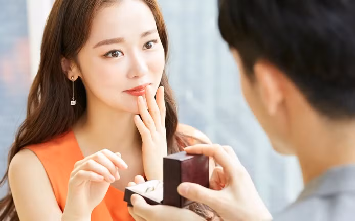 Bạn trai cầu hôn nhưng không muốn tổ chức cưới, tôi có nên nhượng bộ? Ban trai cau hon nhung khong muon to chuc cuoi, toi co nen nhuong bo?