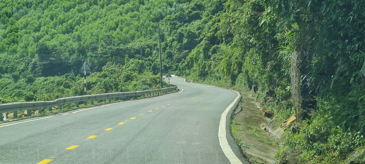 Những con đường quanh co, uốn lượn, hiểm trở nhưng hùng vĩ dẫn lên đỉnh đèo Hải Vân, một trong những cung đèo đẹp nhất thế giới.