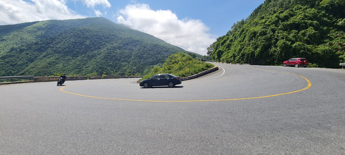 Vượt qua những con đường ngoằn ngoèo, những khúc cua tay áo đặc trưng của đèo Hải Vân...