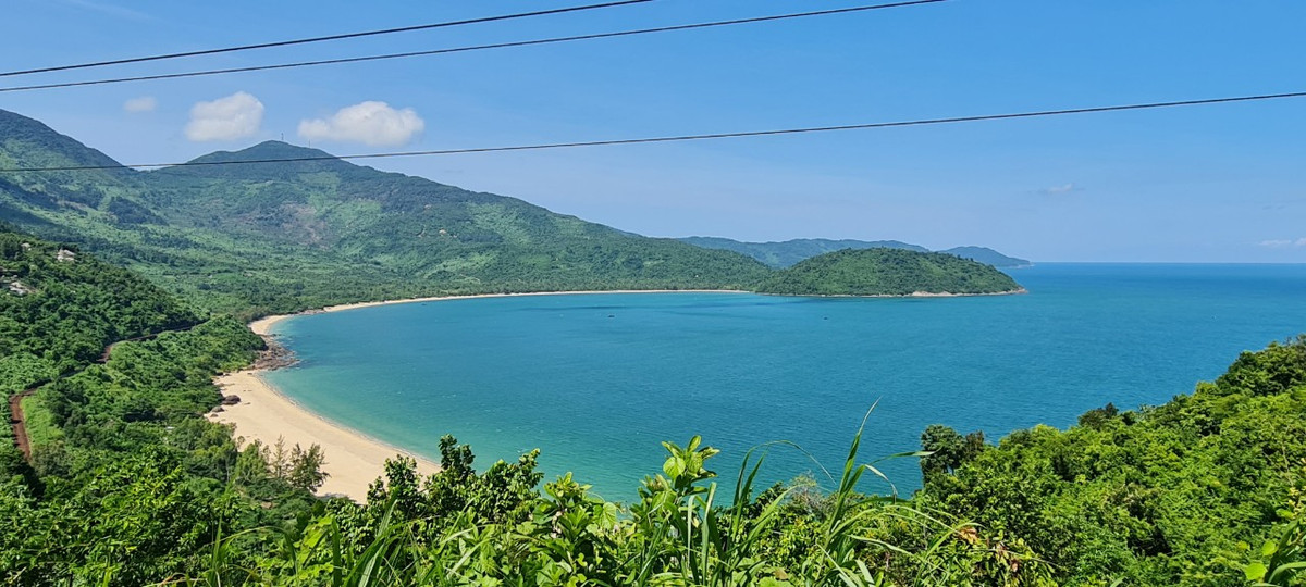 Với khung cảnh thiên nhiên tráng lệ, xứng tầm "Thiên hạ đệ nhất hùng quan", nơi đây là điểm check in yêu thích của các phượt thủ đam mê khám phá.