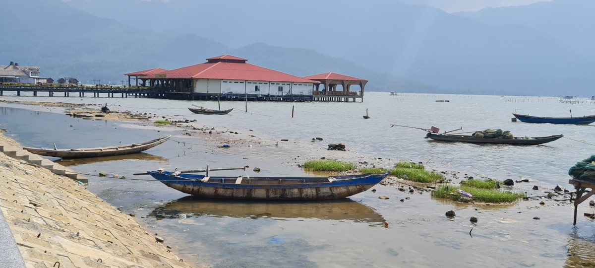 Nép dưới chân đèo Phú Gia, được bao quanh bởi dãy núi Bạch Mã hùng vĩ, đầm Lập An đẹp như một bài thơ.